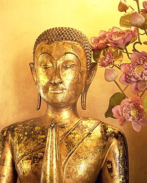 Close-up of statue of the Buddha, Wat Pho (Wat Po) (Wat Phra Chetuphon), Bangkok, Thailand, Southeast Asia, Asia