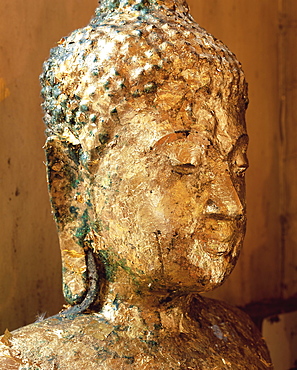 Close-up of the head of a statue of the Buddha covered in gold leaf, Wat Pho (Wat Po) (Wat Chetuphon), Bangkok, Thailand, Southeast Asia, Asia