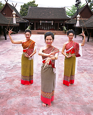 Traditional Thai dancers, Old Chiang Mai Cultural Centre, Chiang Mai, Thailand, Southeast Asia, Asia