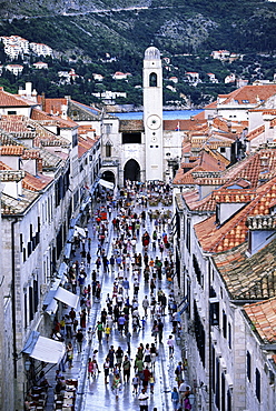 Elevated view along the pedestrian street of Placa to the clock tower, Dubrovnik, UNESCO World Hertiage Site, Dalmatia, Croatia, Europe