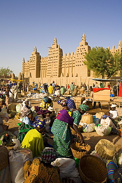 The Monday market in front of the Djenne Mosque, the largest mud structure in the world, UNESCO World Heritage Site, Djenne, Niger Inland Delta, Mali, West Africa, Africa