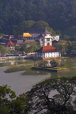 View over Kandy Lake to the Temple of the Tooth, Kandy, UNESCO Heritage Site, Sri Lanka, Asia