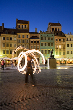 Street performers in front of houses, restaurants and cafes at dusk, Old Town Square (Rynek Stare Miasto), UNESCO World Heritage Site, Warsaw, Poland, Europe