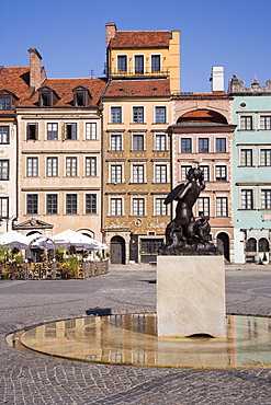 The Mermaid Fountain, cast in 1855, the symbol of Warsaw, Old Town Square (Rynek Stare Miasto), UNESCO World Heritage Site, Warsaw, Poland, Europe