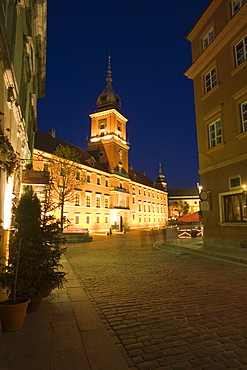 Castle Square (Plac Zamkowy) and the Royal Castle illuminated at dusk, Old Town (Stare Miasto), Warsaw, Poland, Europe