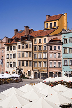 Cafes in the Old Town Square (Rynek Starego Miasto), with rebuilt medieval buildings, Old Town (Stare Miasto), UNESCO World Heritage Site, Warsaw, Poland, Europe