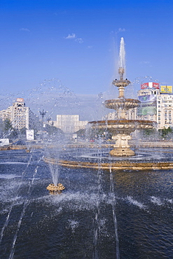 Piata Unirii fountain with the Palace of Parliament building behind, Piata Unirii, Bucharest, Romania, Europe