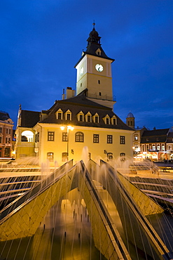 Piata Sfatului, the centre of medieval Brasov, the Council House (Casa Sfatului) dating from 1420 topped by a Trumpeter's Tower, the old city halll now houses the Brasov Historical Museum, illuminated at dusk, Brasov, Transylvania, Romania, Europe