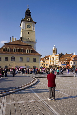 Piata Sfatului, the centre of medieval Brasov, Council House (Casa Sfatului) dating from 1420 topped by a Trumpeter's Tower, and old city hall now housing the Brasov Historical Museum, Brasov, Transylvania, Romania, Europe