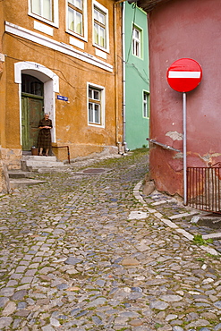 Cobbled streets lined with 16th century burgher houses in the medieval citadel, Sighisoara, UNESCO World Heritage Site, Transylvania, Romania, Europe