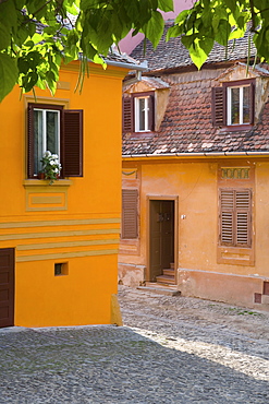 Cobbled streets lined with colourfully painted 16th century burgher houses in the medieval citadel, Sighisoara, UNESCO World Heritage Site, Transylvania, Romania, Europe