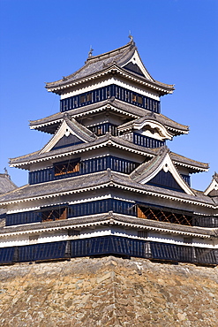 Matsumoto-jo (Matsumoto Castle), three-turreted donjon built in 1595 in contrasting black and white, Matsumoto, Nagano Prefecture, Central Honshu (Chubu), Japan, Asia