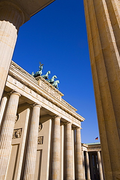 Quadriga and Brandenburger Tor (Brandenburg Gate) in Pariser Platz, Berlin, Germany, Europe