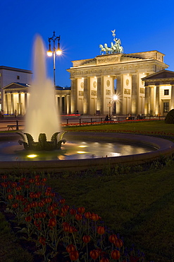 Quadriga on Brandenburger Tor (Brandenburg Gate) illuminated at night in Pariser Platz, Berlin, Germany, Europe