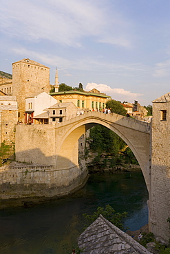 The famous Old Bridge of Mostar built in 1566, destroyed in 1993, the New Old Bridge as it is now known completed in 2004, UNESCO World Heritage Site, Mostar, Herzegovina, Bosnia Herzegovina, Europe