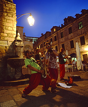 Musicians playing to the restaurant crowds in the Old Town, Dubrovnik, Dalmatia, Croatia, Europe