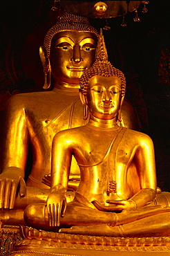 Twin Buddha images, the front is Phra Buddhachinnasi over 600 years old, in Wat Boworniwet in Bangkok, Thailand, Asia *** Local Caption ***