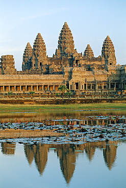 The stone causeway leading to the Angkor Wat Temple in evening light, at Siem Reap, Cambodia, Asia *** Local Caption ***