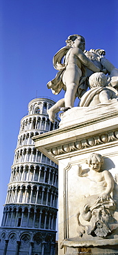 Statue and Leaning Tower of Pisa, Campo dei Miracoli (Square of Miracles), Pisa, UNESCO World Heritage Site, Tuscany, Italy, Europe