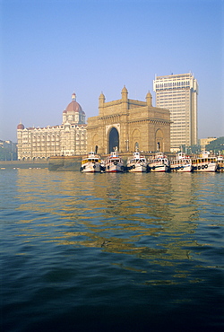 Gateway of India arch and Taj Mahal Intercontinental Hotel, Mumbai (Bombay), Maharashtra State, India