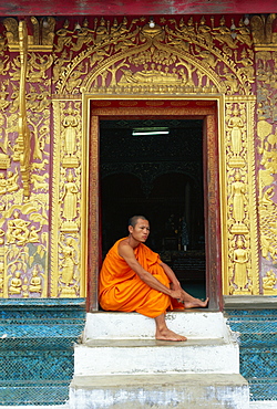 Wat Xieng Thong / Monk in doorway, Luang Prabang, Laos *** Local Caption ***