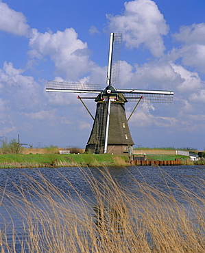 Windmill on the canal, Kinderdijk, UNESCO World Heritage Site, Holland (The Netherlands), Europe