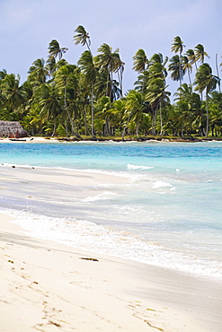 Dog Island looking across to Devil Island, Comarca de Kuna Yala, San Blas Islands, Panama, Central America