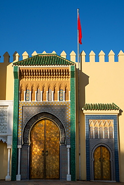 Moorish gates, battlements and the Moroccan flag, the facade of the Dar el-Makhzen (Royal Palace), New Fez, Morocco, North Africa, Africa