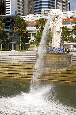 The Merlion statue, symbol of Singapore, on waterfront by Fullerton Hotel, Marina Bay, Singapore, Southeast Asia, Asia