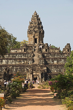 Bakong Temple dating from AD881, Roluos Group, near Angkor, UNESCO World Heritage Site, Siem Reap, Cambodia, Indochina, Southeast Asia, Asia