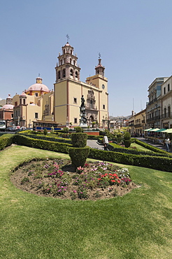 View from the Plaza de la Paz of the 17th century Basilica de Nuestra Senora de Guanajuato in Guanajuato, a UNESCO World Heritage Site, Guanajuato State, Mexico, North America