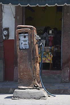 Old petrol (gas) pump, San Miguel de Allende (San Miguel), Guanajuato State, Mexico, North America