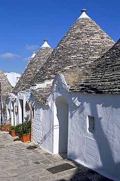 Old trulli houses with stone domed roof, Alberobello, UNESCO World Heritage Site, Puglia, Italy, Europe