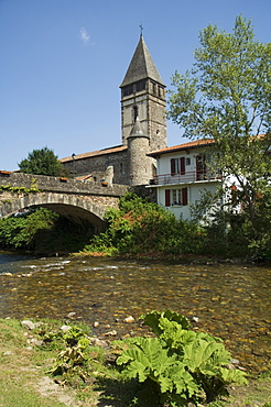 River Nive, Saint Etienne de Baigorry St.-Etienne-de-Baigorry), Basque country, Pyrenees-Atlantiques, Aquitaine, France, Europe