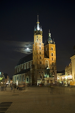 Night shot of Saint Mary's Church or Basilica, Main Market Square (Rynek Glowny), Old Town District (Stare Miasto), Krakow (Cracow), UNESCO World Hertitage Site, Poland, Europe