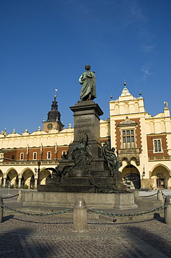 Statue of the romantic poet Mickiewicz in front of The Cloth Hall (Sukiennice), Main Market Square (Rynek Glowny), Old Town District (Stare Miasto), Krakow (Cracow), UNESCO World Heritage Site, Poland, Europe