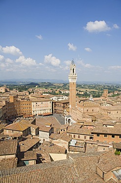 View of the Piazza del Campo and the Palazzo Pubblico with its amazing bell tower, Siena, UNESCO World Heritage Site, Tuscany, Italy, Europe