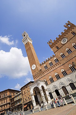 View of the Piazza del Campo and the Palazzo Pubblico with its amazing bell tower, Siena, UNESCO World Heritage Site, Tuscany, Italy, Europe