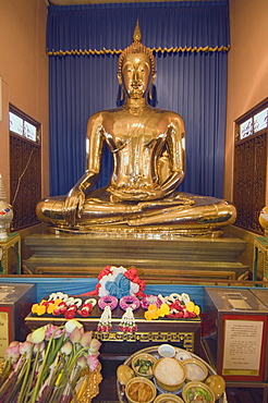 Sukhothai Traimit, solid gold Buddha, 15 feet high and weighing 5.5 tons, Bangkok, Thailand, Southeast Asia, Asia