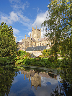 Reflection of the Cathedral in the Moat, The Bishop's Palace, Wells, Somerset, England, United Kingdom, Europe