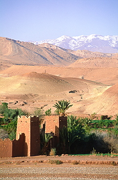 Morocco, South, Ouarzazate Region, Ait Benhaddu Ksar Ruins (Ancient Adobe Fortress And Village), Overview On The Ramparts And Atlas Mountains