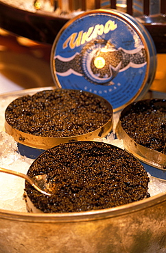 Russia, Saint Petersburg, Caviar Being Served In Luxury Restaurant, Close-Up 