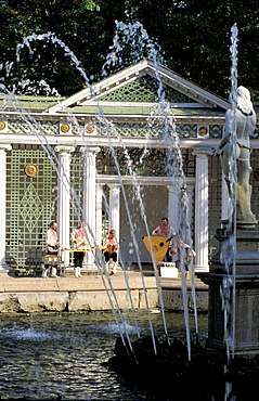 Russia, St-Petersburg, Pedrovorets, Peterhof Palace Park, Waterworks And Musicians Playing Folk Music