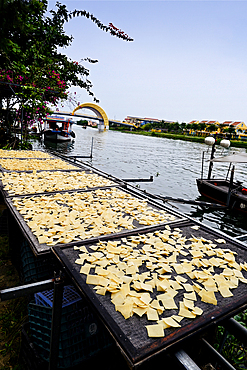 Drying Cau Lau noodles on Thu Ban River