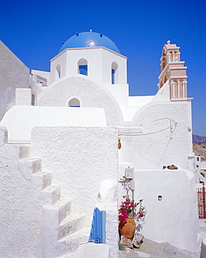 Traditional white house and church, Oia village, Santorini (Thira), Cyclades Islands, Greece