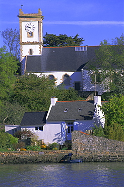 Church and cottage, Bourg de Locmiquel, Ile-aux-Moines, Golfe du Morbihan (Gulf of Morbihan), Breton Islands, Brittany, France, Europe