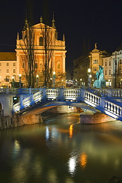 Tromstovje Triple bridge over the River Ljubljanica, Franciscan Church and Preseeren Square at night, Ljubljana, Slovenia, Eastern Europe, Europe