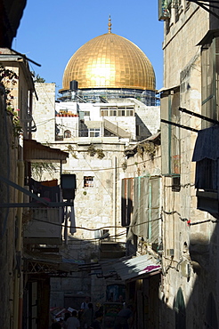 Dome of the Rock, Haram ash-Sharif (Temple Mount), back alley of Old Walled City, Jerusalem, Israel, Middle East