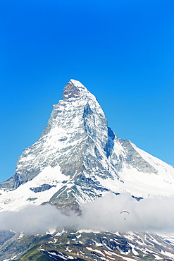 Paraglider flying near the Matterhorn, 4478m, Zermatt, Valais, Swiss Alps, Switzerland, Europe