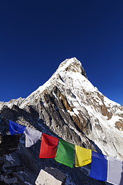 Prayer flags on Ama Dablam, 6812m, Sagarmatha National Park, UNESCO World Heritage Site, Khumbu Valley, Nepal, Himalayas, Asia